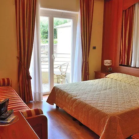 Regina 4*